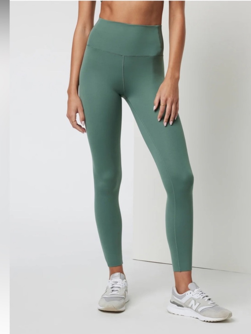 Vuori Evolve leggings in Sea Pine - sz sm